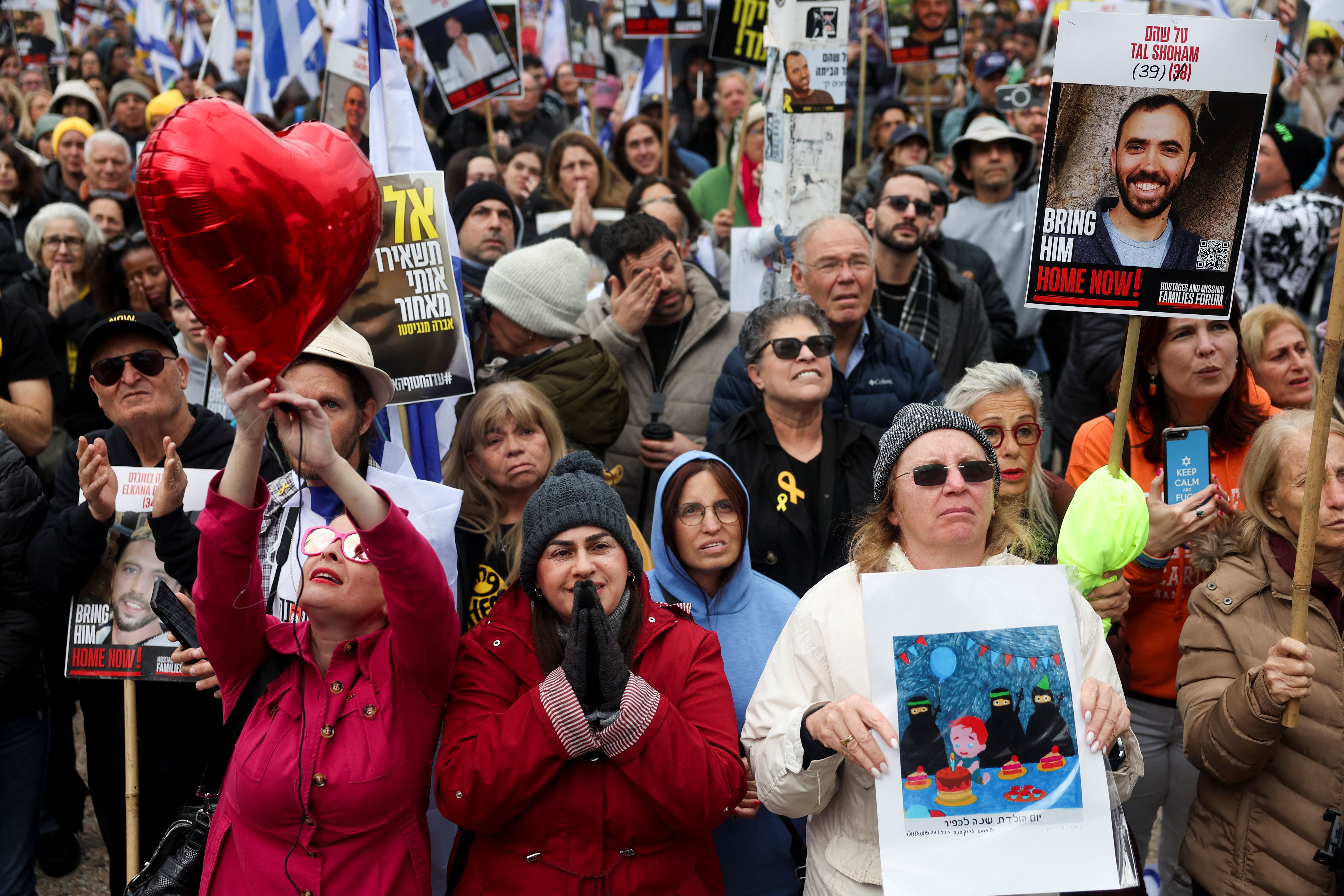 حماس پیکر ۴ گروگان اسرائیلی را تحویل داد، اسرائیل صدها زندانی فلسطینی را آزاد می‌کند