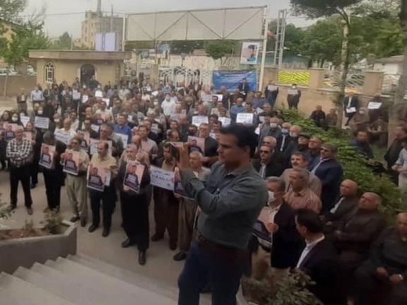 الأمن الإيراني يستدعي المئات من نشطاء العمال ويهددهم.. والمتظاهرون يهتفون ضد قاليباف