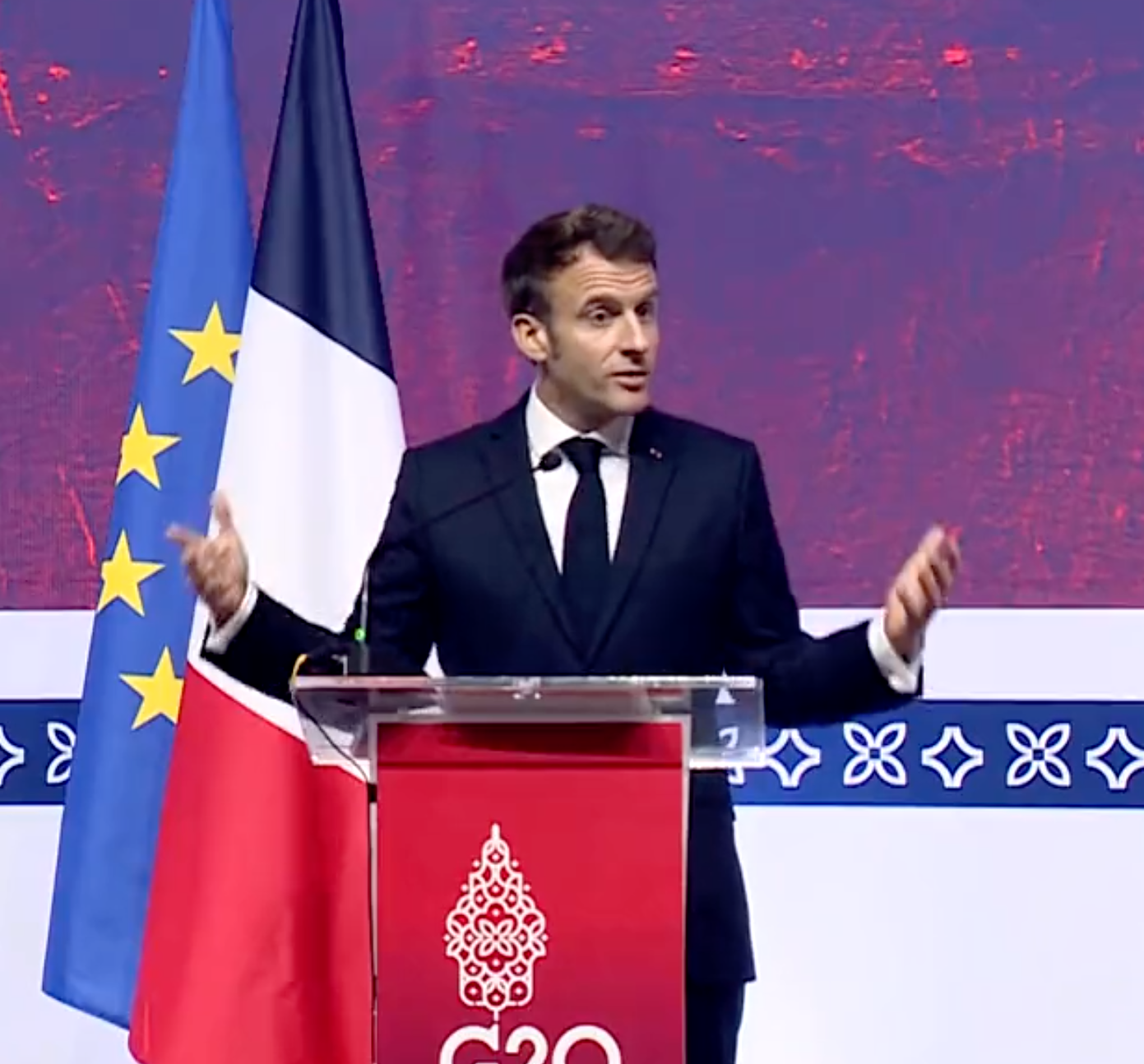 مکرون: باید انقلاب زنان و جوانان ایران برای برابری جنسیتی را بستاییم