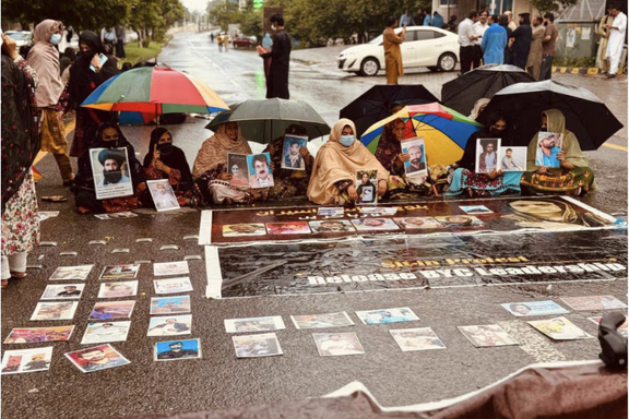 بازماندگان گمگشتگان زیر باران اسلامآباد