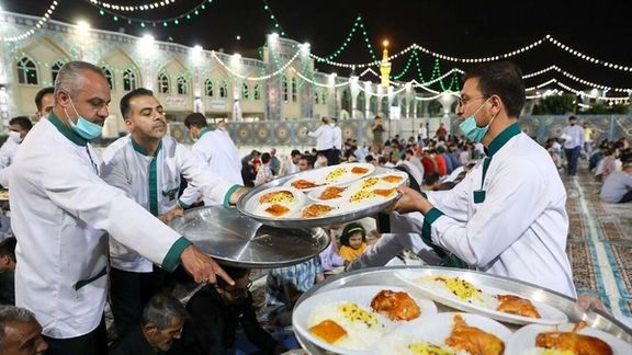 در لایحه بودجه سال ۱۴۰۴ پیشبینی شده است از هر گردشگر خارجی که از مرز هوایی به کشور وارد شود، معادل ۲۵۰ هزار تومان دریافت و عواید آن صرف خدمتگذاری به زائران امام هشتم شیعیان در مشهد شود.