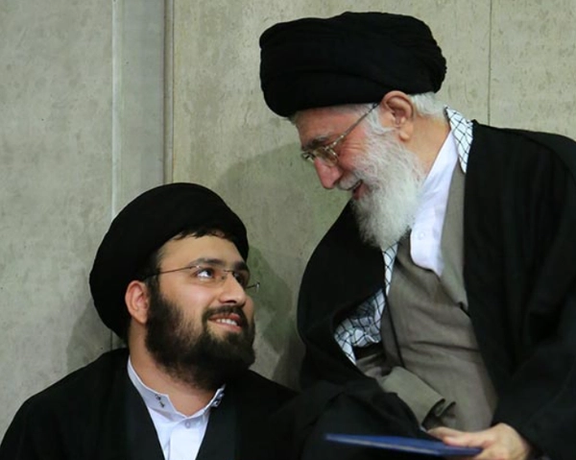 علی خمینی: بهخاطر شجاعت خامنهای سجده شکر بهجا میآوریم