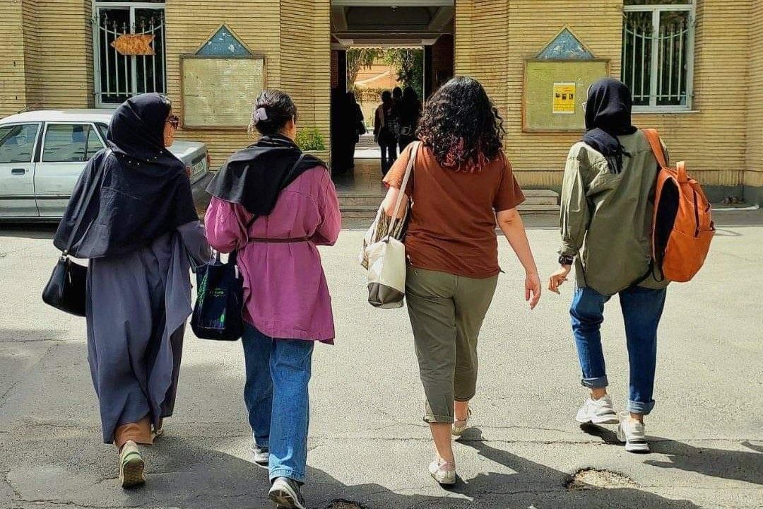 درخواست ۲۰۹ نماینده برای ابلاغ قانون حجاب؛ یک نماینده سابق: کمر به نابودی ایران بسته‌اند