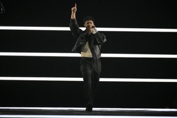 برگزارکنندگان یوروویژن از استفاده یک هنرمند از چفیه در اجرای افتتاحیه ابراز تاسف کردند