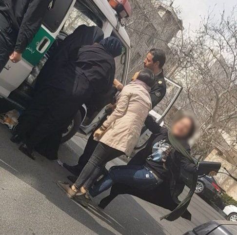 تهدید زنان مخالف حجاب اجباری: حق شهروندی‌تان را می‌گیریم