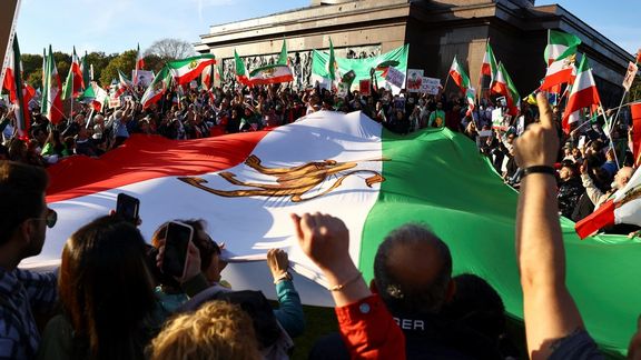 Iranian Diaspora Demanding Western Support Amid Protests