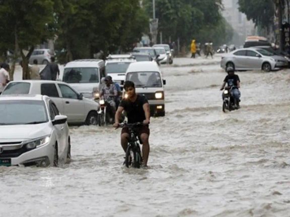 تحذير "شديد الخطورة" من فيضانات في 7 محافظات إيرانية.. والمياه تغمر الشوارع
