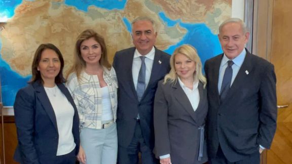 (Right to left) Israeli Prime Minister Benjamin Netanyahu and his wife Sara Netanyahu, Iran’s exiled prince Reza Pahlavi and his wife Yasmine Pahlavi, and Israeli Intelligence Minister Gila Gamliel in Israel