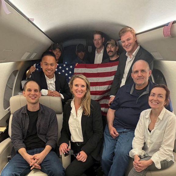 تصویری از زندانیان مبادلهشده با روسیه در راه برگشت به آمریکا