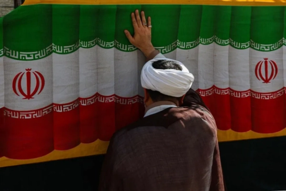 مركز إسرائيلي: إيران في "الدقيقة 90".. وانهيار النظام بعد خامنئي