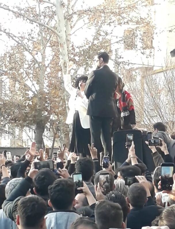 بازتاب گسترده دستگیری نرگس محمدی؛ دادستانی از بازداشت ۳۹ تن در مراسم هفتم علی‌کردی خبر داد