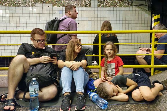 پناه گرفتن شهروندان اوکراینی در یک ایستگاه مترو در زمان حمله هوایی روسیه، کییف، پنجم شهریور