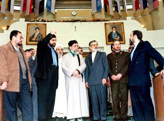 کمال خرازی در کنار علی خامنه‌ای و دیگر مقام‌های عالی‌رتبه جمهوری اسلامی