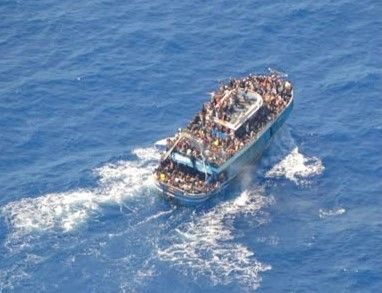 بیش از ۴۰ تن از جمله سه کودک در حادثه غرق شدن قایق پناهجویان در دریای مدیترانه ناپدید شدند