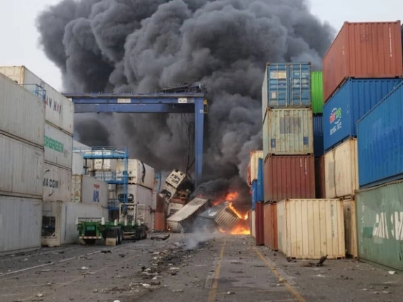 صحيفة إيرانية: الشحنة المنفجّرة في ميناء رجائي تابعة لجهة عسكرية