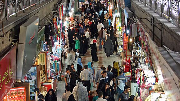 الحرس الثوري الإيراني يعلن اعتقال مشغّل هتاف "الموت لخامنئي اللعنة على خميني" في سوق بمشهد