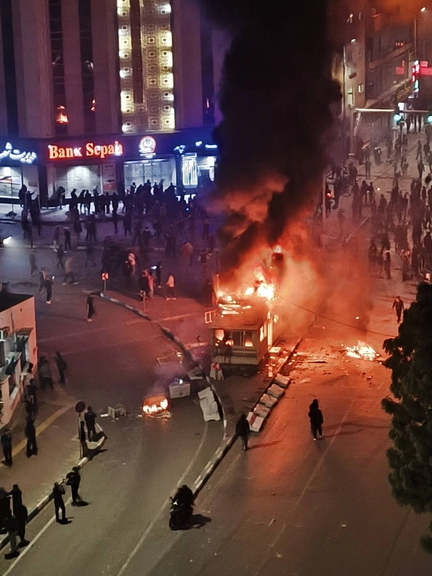 "أكسيوس": أميركا تراجع تقييمها السابق للاحتجاجات في إيران وتراقب احتمال سقوط النظام