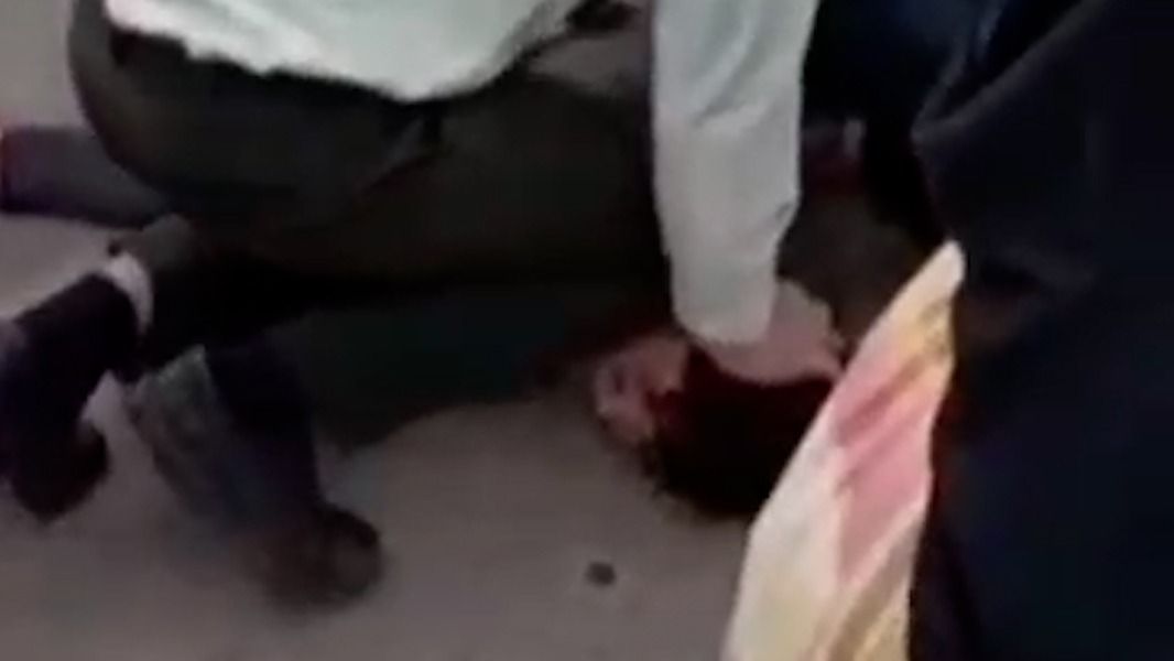 زانو گذاشتن پلیس بر گردن نوجوان افغان؛ شهروندان: افغان‌ستیزی پشتوانه دولتی دارد