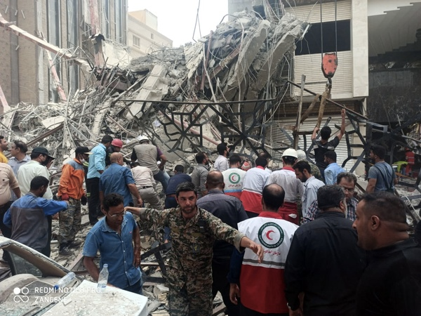 تداوم سانسور اطلاع‌رسانی درباره فاجعه متروپل؛ مردم معترض آبادان: «عبدالباقی نمرده!»