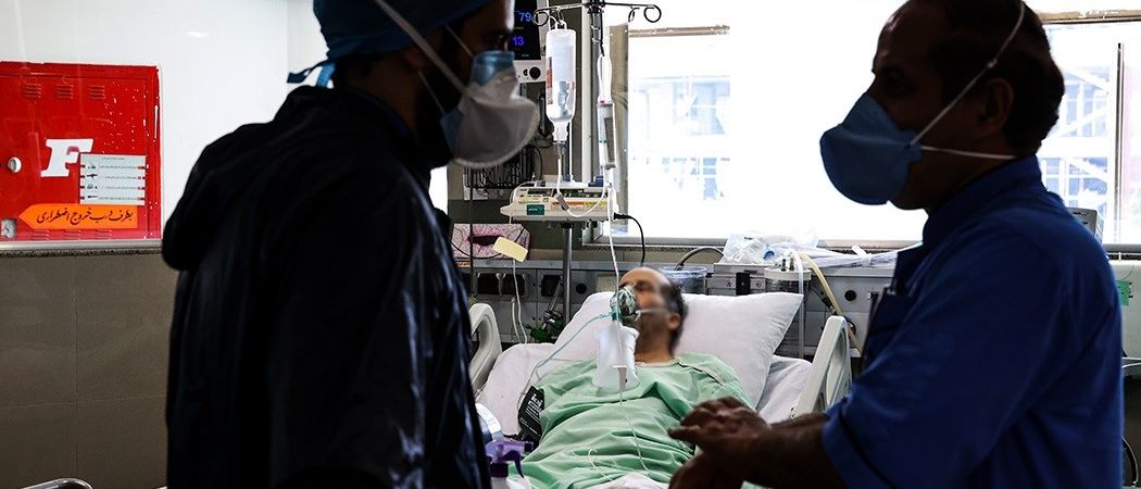 شیوع گسترده اومیکرون در ایران؛ اختلاف مقامها بر سر قرنطینه هوشمند یا محدودیت کامل