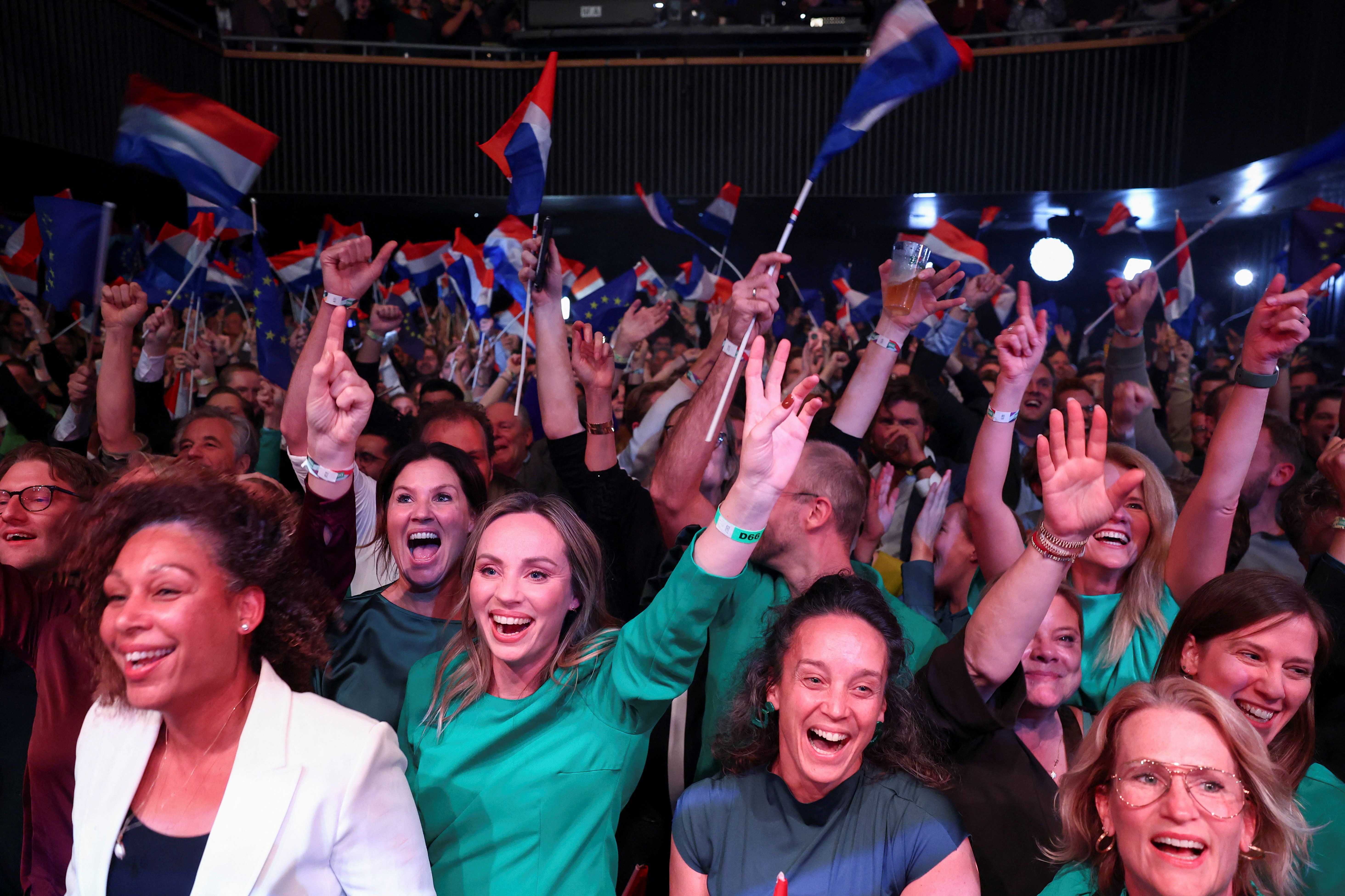 شادی حامیان حزب دی۶۶ پس از پیشتازی در انتخابات پارلمانی هلند