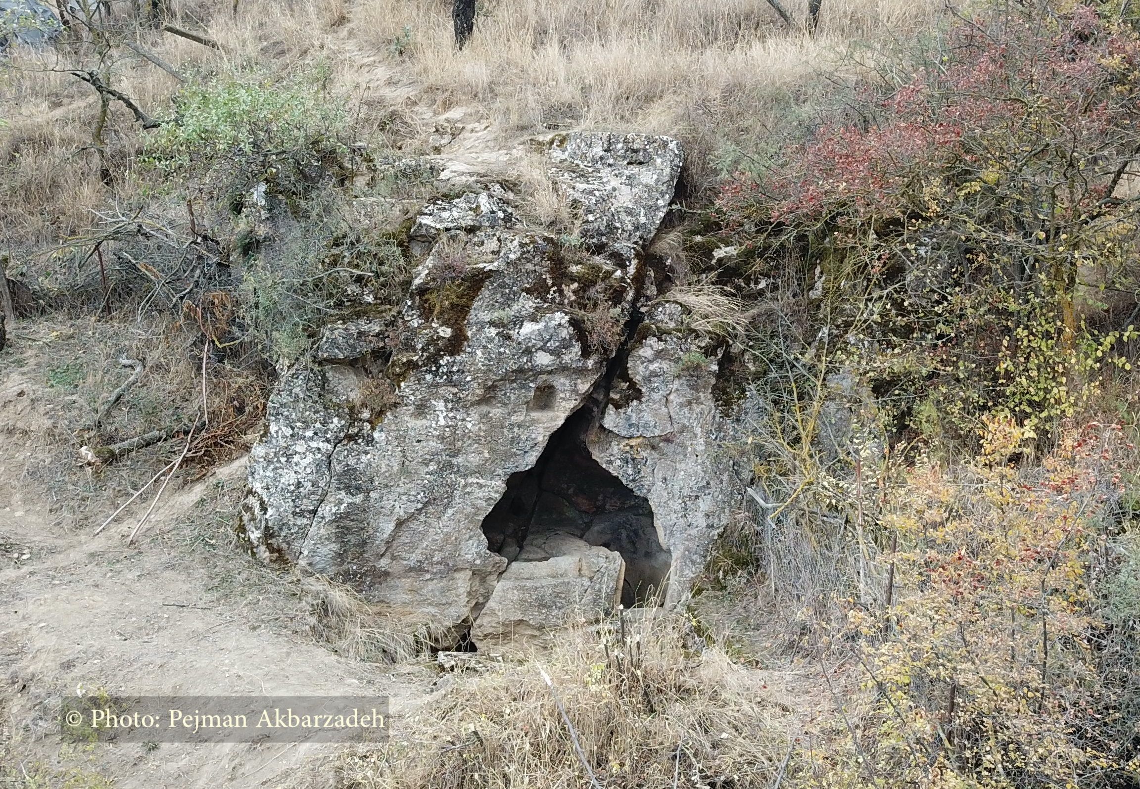  دخمه‌ای در نزدیکی دژ دربند که زرتشتیان تا حدود سده شانزدهم میلادی از آن استفاده می‌کردند، عکس: پژمان اکبرزاده