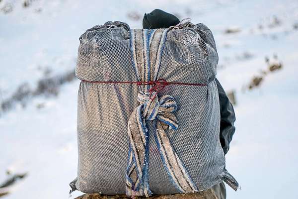 کودکان و نوجوانان مناطق مرزی ایران زیر فشار فقر به کولبری روی آوردهاند