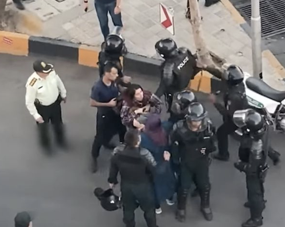 حقوقيون: المعتقلون في إيران يتعرضون للتعذيب والتحرش الجنسي والحرمان من الخدمات الصحية