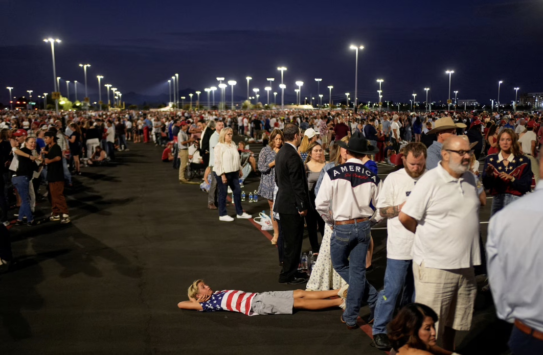 علاقه‌مندان به چارلی کرک از ساعت‌ها پیش از شروع مراسم منتظر ورود به ورزشگاه بودند.