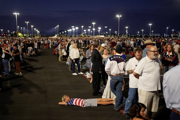 علاقهمندان به چارلی کرک از ساعتها پیش از شروع مراسم منتظر ورود به ورزشگاه بودند.