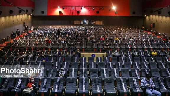 روزنامه فرهیختگان: هر ایرانی در ۱۰ سال تنها سه بار به سینما میرود