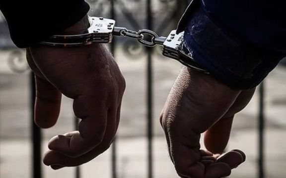 شرطة طهران تعتقل سارقي هواتف محمولة أعمارهم 13 و16 عاماً