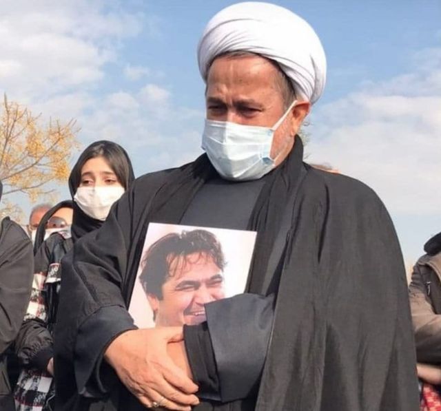 والد روح الله زم: على فرنسا والعراق وأستراليا إعلان موقفها من تهمة المشاركة في اعتقال ابني