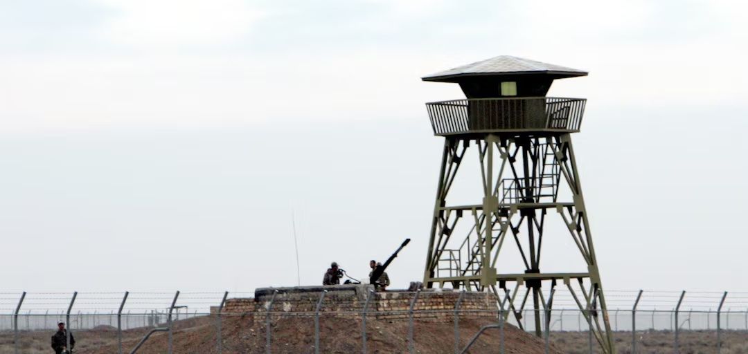 Iranian soldiers stand guard inside the Natanz uranium enrichment facility, 322km (200 miles) south of Iran's capital Tehran March 9, 2006.