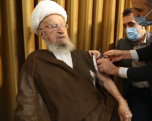 تصویری از ناصر مکارم شیرازی در حال زدن دوز سوم واکسن