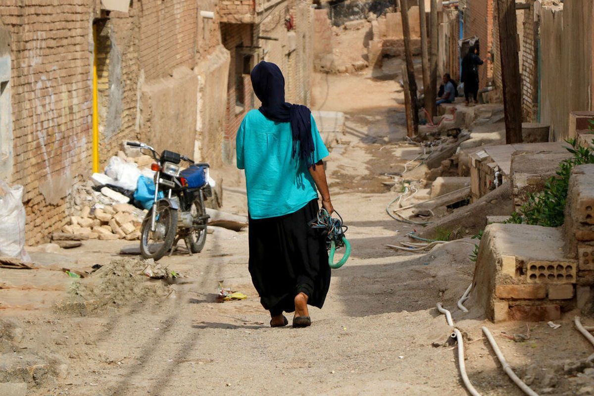 صحيفة "اعتماد" الإيرانية: ارتفاع معدل الفقر 10% خلال عامين و8 ملايين زيادة بأعداد الفقراء