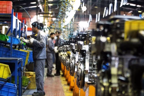 وفق بيانات رسمية..انكماش الاقتصاد الإيراني رغم نمو متواضع في قطاع النفط