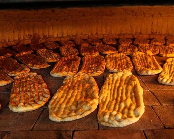 روزنامه همشهری: دو هفته بعد از افزایش قیمت، خرید نان از سوی مردم ۲۰ تا ۳۰ درصد کاهش یافت