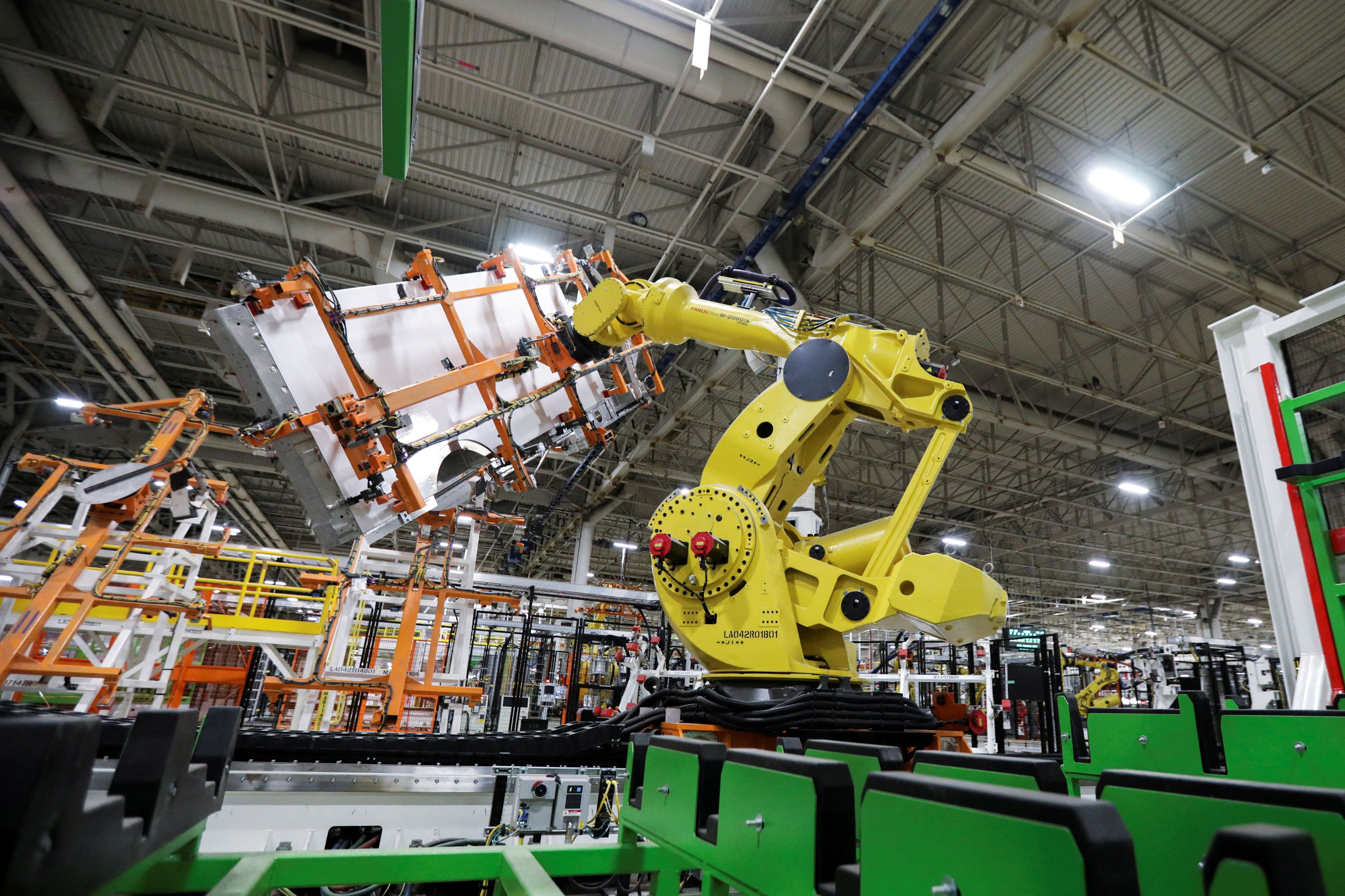 معافیت یک ماهه شرکت‌های خودروساز از تعرفه‌های ترامپ بر واردات از کانادا و مکزیک