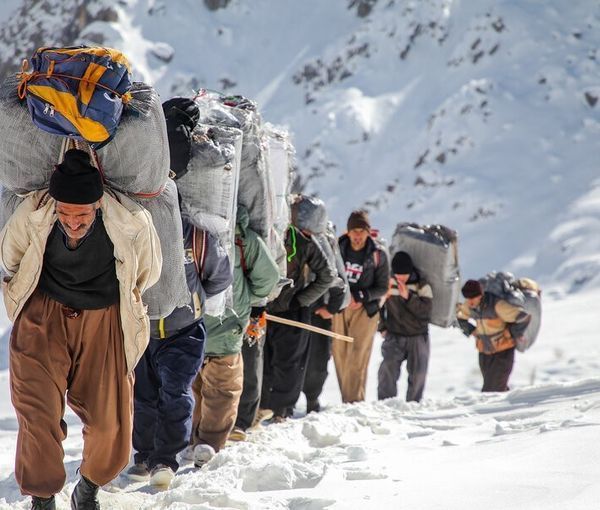 من أجل 10 دولارات يوميا.. العتالون يواجهون الموت برصاص النظام على الحدود الإيرانية 