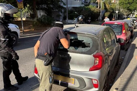 خودرویی در هرتزلیا بر اثر اصابت ترکش موشکهای رهگیر آسیب دید