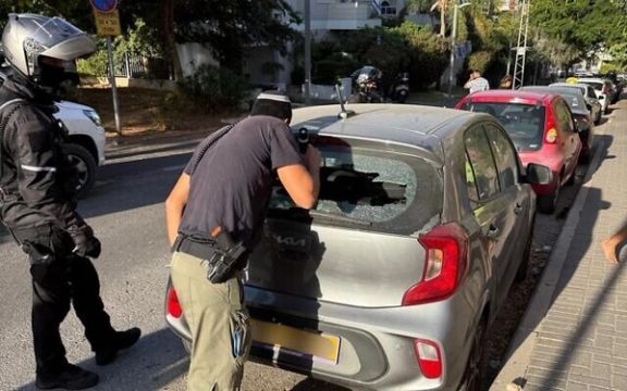 خودرویی در هرتزلیا بر اثر اصابت ترکش موشکهای رهگیر آسیب دید