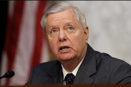 لعزل طهران اقتصاديًا.. سيناتور أميركي يقترح فرض رسوم جمركية على مشتري النفط الإيراني