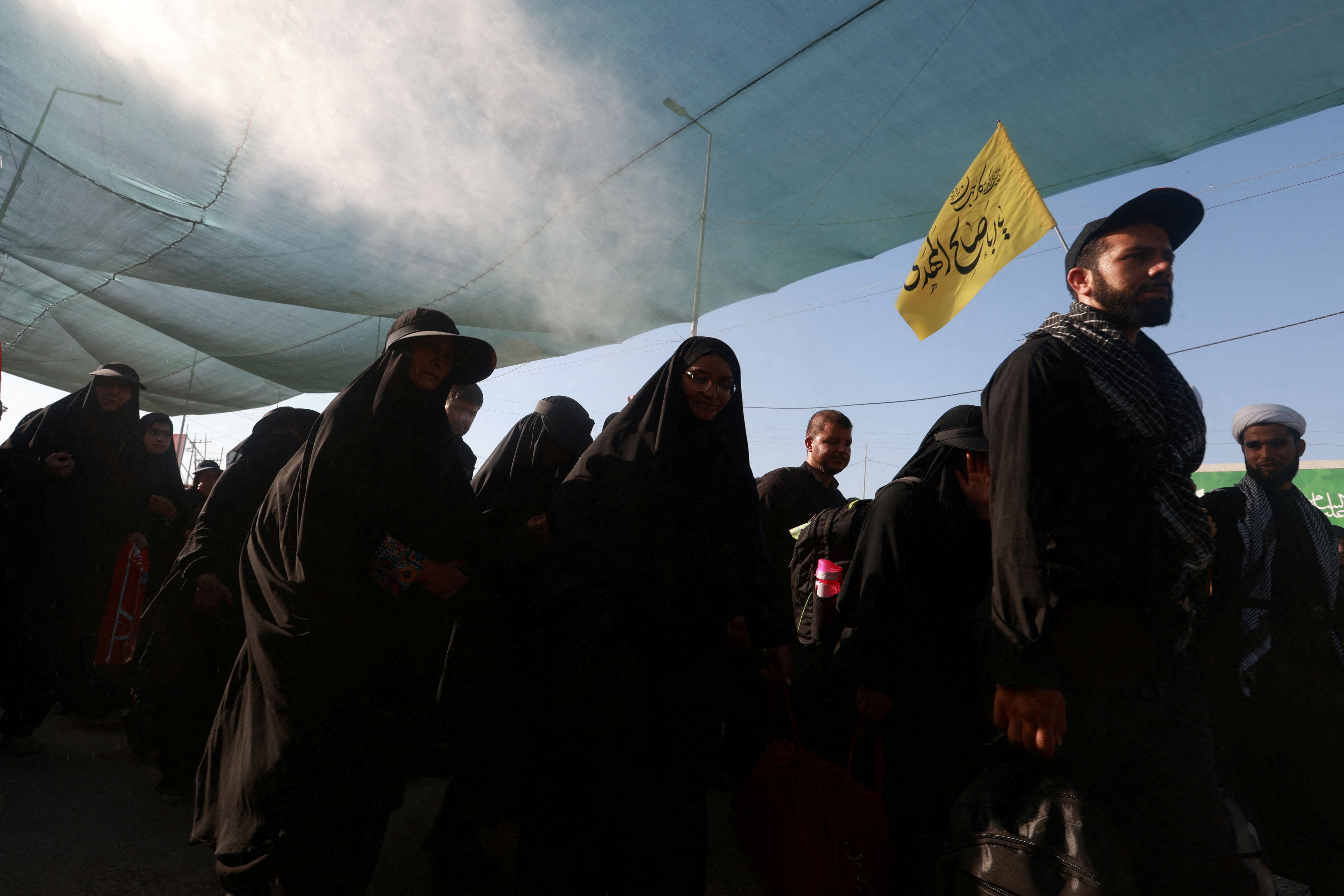 Over a million cross from Iran to Iraq in controversial pilgrimage
