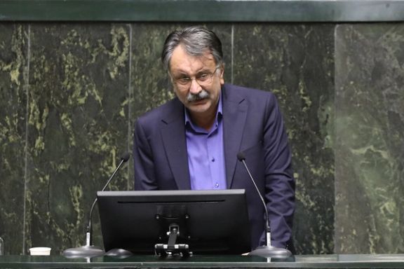 برلماني إيراني يحذّر: ارتفاع أسعار البنزين قد يثير استياءً اجتماعيًا