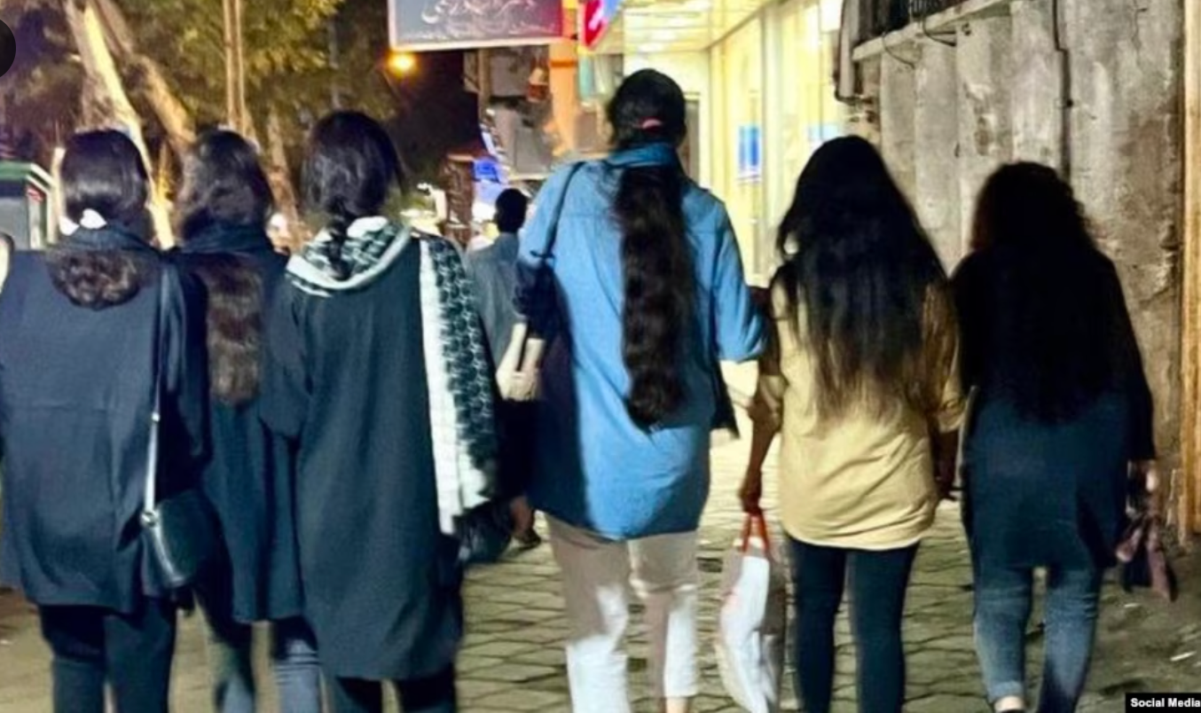 ممثل خامنئي يهدد باستخدام "الموالين للنظام" للتعامل مع النساء الرافضات للحجاب الإجباري