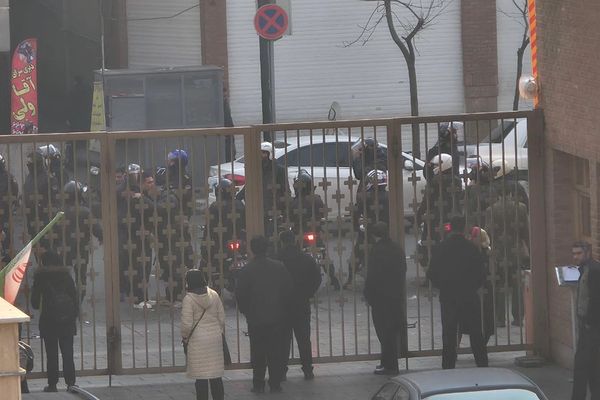 نیروهای سرکوبگر جمهوری اسلامی به یک بیمارستان دیگر حمله کردند