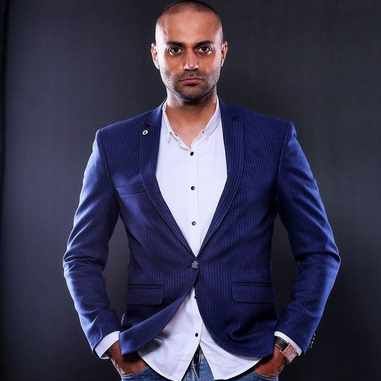 حمید حامی، خواننده: در سکوت مطلق دلقک/هنرمندان دربار ما یکبهیک به قتل میرسیم