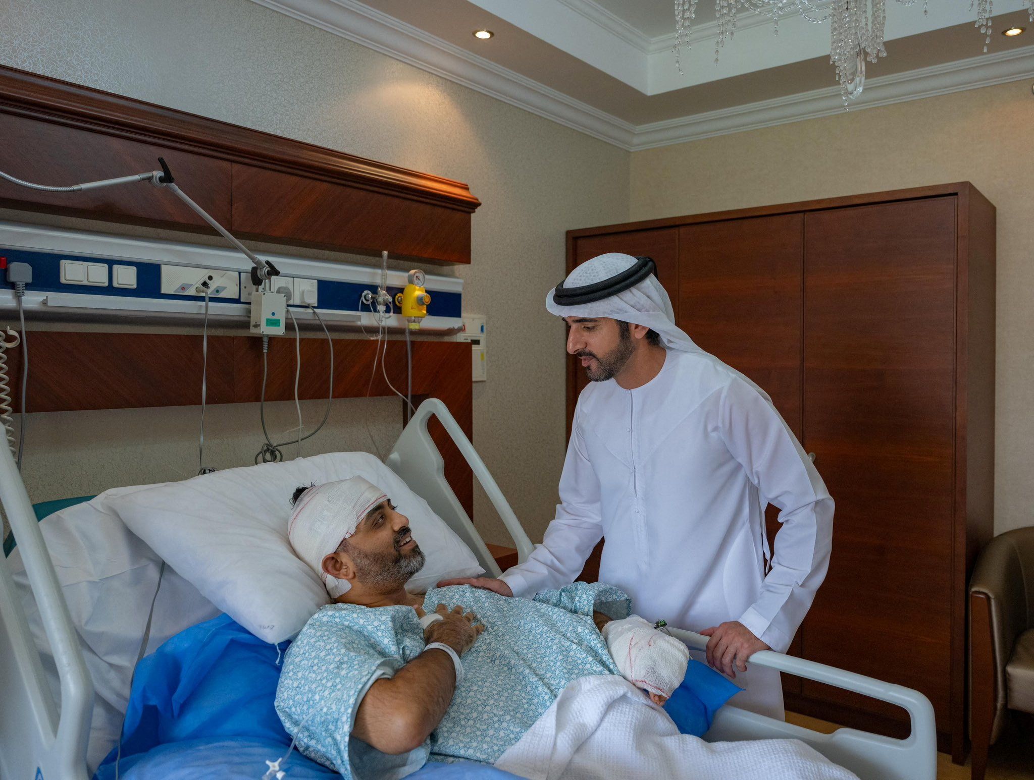 ملاقات حمدان بن محمد آل مکتوم، ولیعهد دبی، با اسمیت مَچار، کاپیتان هندی فلای‌دبی در مکانی نامشخص در امارات متحده عربی. مچار پس از زخمی شدن در حمله همکارش با سلاح سرد در هواپیما، تحت درمان است. ۱۱ مهر ۱۴۰۵. رویترز