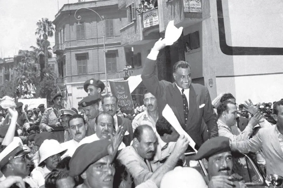 جمال عبدالناصر، رییسجمهوری مصر روی دوش مردم پس از اعلام ملیشدن کانال سوئز، سال ۱۹۵۶